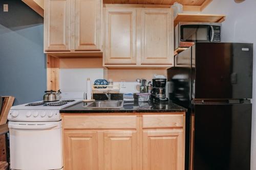 18SLL - Newly Remodeled - Sleeps 4 - Fireplace - WithD condo, Glacier (photo 6)