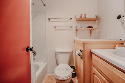 18SLL - Newly Remodeled - Sleeps 4 - Fireplace - WithD condo, Glacier (photo 7)