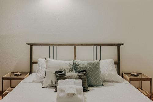 18SLL - Newly Remodeled - Sleeps 4 - Fireplace - WithD condo, Glacier (photo 10)