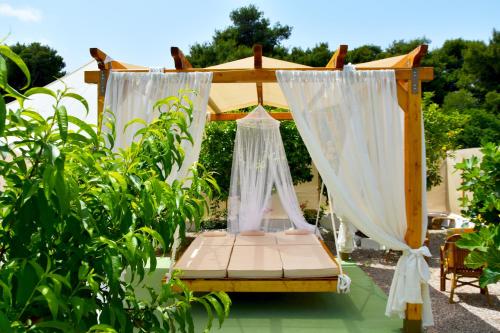 Two Camping Tents, One Studio & Garden Hanging Bed - Hotel - Porto Rafti