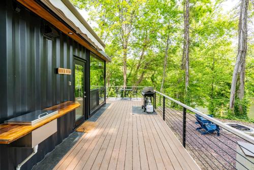Altan/terrasse, Riverside Tiny Cabin w Hot Tub, Fire Pit, & Kayaks in Rileyville