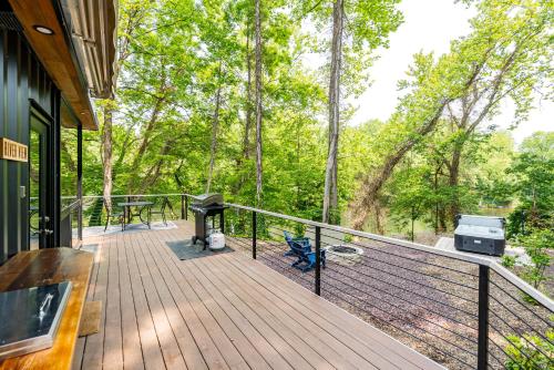 Faciliteter, Riverside Tiny Cabin w Hot Tub, Fire Pit, & Kayaks in Rileyville