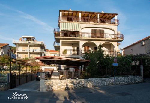 Apartments Villa Mirella 20 m from the sea - free parking in Okrug Gornji