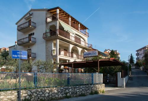 Apartments Villa Mirella 20 m from the sea - free parking in ออกรุค กอนจิ