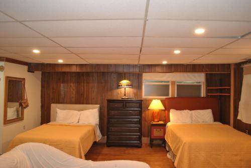 EWR AIRPORT Multilevel Guest House Room with 2-3 Beds in Newark, USA