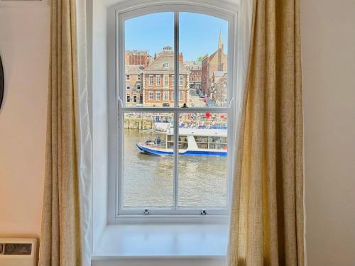 Luxury Apartment at Woodsmill Quay - main image