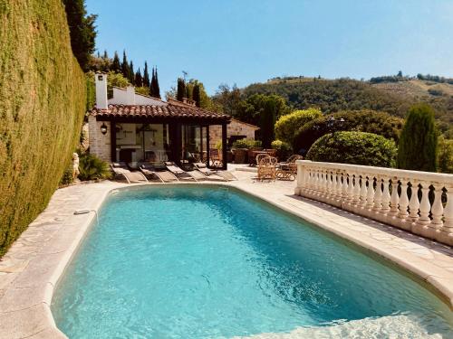 Beautiful house with spectacular views Pool house with kitchen and firewood pizza oven - Location, gîte - Auribeau-sur-Siagne