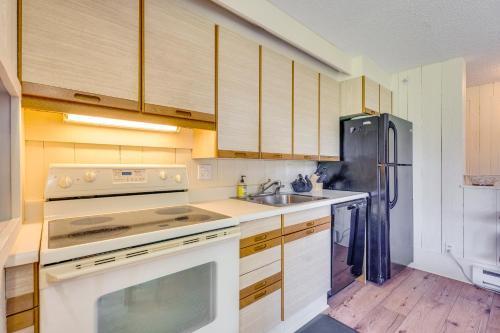 Ski-inandSki-Out Peru Condo with Fire Pit and Grill! in Peru, USA