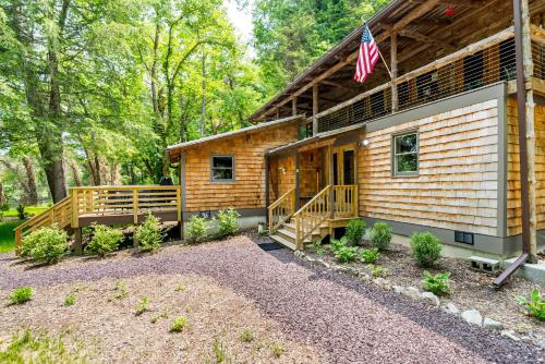 Riverside Log Cabin w Hot Tub Fire Pit Huge Deck