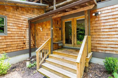 Riverside Log Cabin w Hot Tub Fire Pit Huge Deck