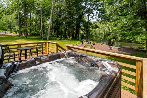 Omgivelser, Log cabin w riverfront & hot tub in Rileyville