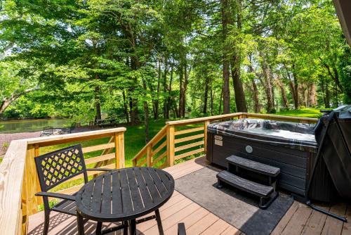 Omgivelser, Log cabin w riverfront & hot tub in Rileyville