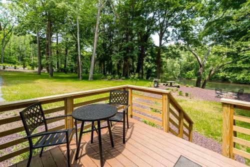 Riverside Log Cabin w Hot Tub Fire Pit Huge Deck