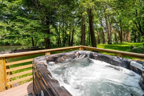 Riverside Log Cabin w Hot Tub Fire Pit Huge Deck