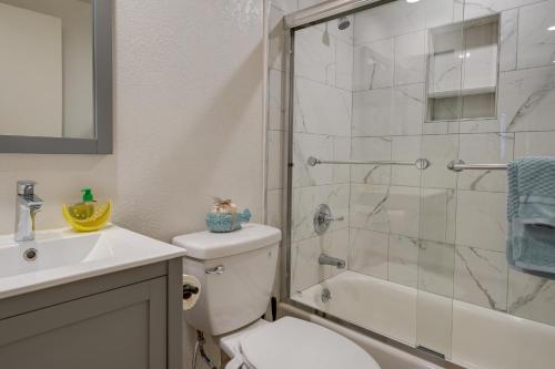 Efficiently Equipped Pacifica Apt - 1 Mi to Beach! Efficiently Equipped Pacifica Apt - 1 Mi to Beach!