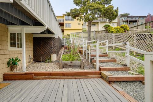 Efficiently Equipped Pacifica Apt - 1 Mi to Beach! Efficiently Equipped Pacifica Apt - 1 Mi to Beach!