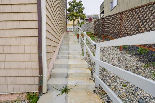 Efficiently Equipped Pacifica Apt - 1 Mi to Beach! Efficiently Equipped Pacifica Apt - 1 Mi to Beach!