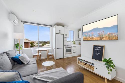 Top level one bedroom apartment with MCG views