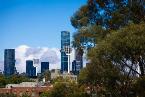 Top level one bedroom apartment with MCG views - image 2