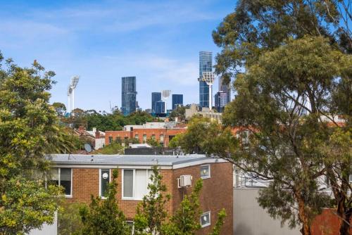 Top level one bedroom apartment with MCG views