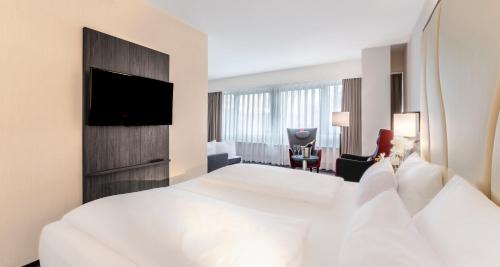 One-Bedroom Junior Suite with One Double and One Single Bed - Sofa Bed