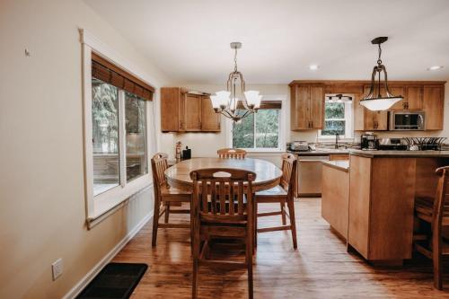22MBR - Wi-Fi - Fireplace - Pets OK - Sleeps 8 cabin, Glacier (zdjęcie 7)