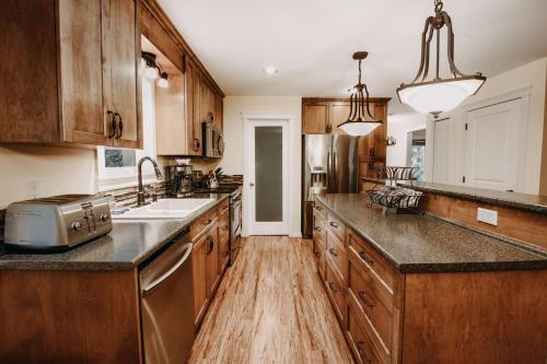 22MBR - Wi-Fi - Fireplace - Pets OK - Sleeps 8 cabin, Glacier (zdjęcie 9)