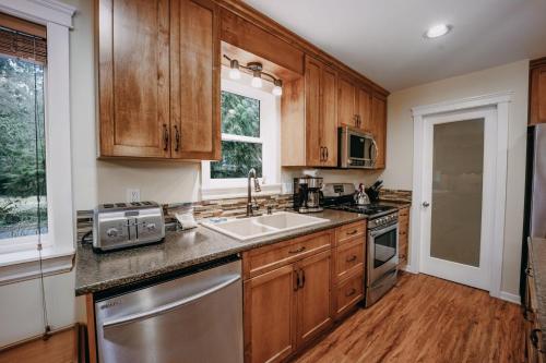 22MBR - Wi-Fi - Fireplace - Pets OK - Sleeps 8 cabin, Glacier (zdjęcie 10)