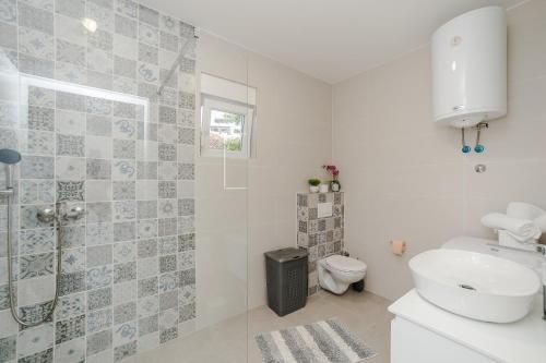 One-Bedroom Apartment image 10