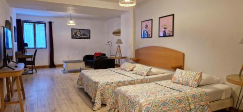 1 double bed, 2 twin beds