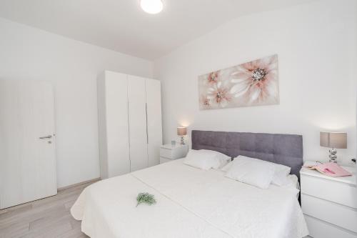 One-Bedroom Apartment image 10