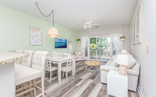 The Salty Fairway, Golf Course Condo with Resort Style Pool, 5 Miles from Beach, Fully updated in Myrtle Beach, USA