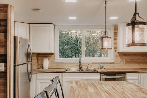 78MBR - Wood Stove - WiFi - Pets Ok - BBQ - Sleeps 6 home, Glacier (foto 10)