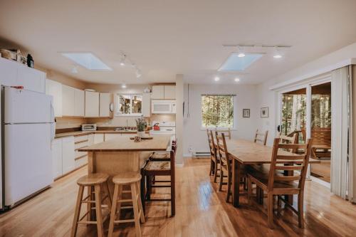 30GS - BBQ - Hot Tub - Wi-Fi - Pets Okay - Sleeps 8 cabin, Glacier (foto 5)