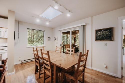 30GS - BBQ - Hot Tub - Wi-Fi - Pets Okay - Sleeps 8 cabin, Glacier (foto 6)