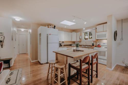 30GS - BBQ - Hot Tub - Wi-Fi - Pets Okay - Sleeps 8 cabin, Glacier (foto 9)