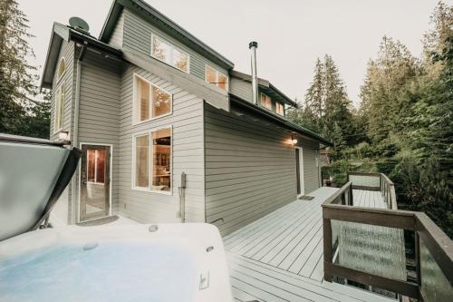 80MBR - Hot Tub - WiFi - BBQ - Wood Stove - Sleeps 9! home