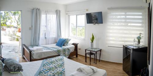 1 double bed, 1 twin bed