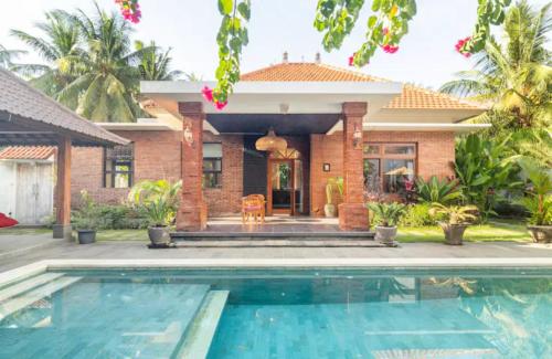 Amazing Villa with private pool, North Bali 3 minute drive from beach