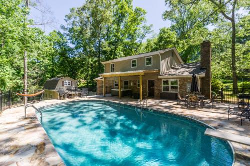 New Listing! Downtown Family Retreat - 5 Bedrooms, 3 Minutes to Dahlonega, Pool, Hot Tub, Game Rooms