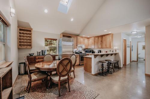 61MBR - Hot Tub - Wi-Fi - Pets Ok - Sleeps 6 home, Glacier (zdjęcie 10)
