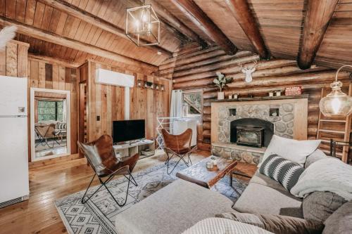 76GS - Genuine Log Cabin - WiFi - Pets Ok - Sleeps 4 home, Glacier (Foto 5)