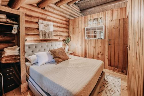 76GS - Genuine Log Cabin - WiFi - Pets Ok - Sleeps 4 home