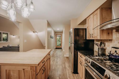 69SL - Upscale - Hot Tub - Wi-Fi - BBQ - Sleeps 8 cabin, Glacier (Foto 8)