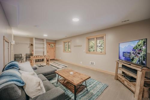 69SL - Upscale - Hot Tub - Wi-Fi - BBQ - Sleeps 8 cabin, Glacier (Foto 5)
