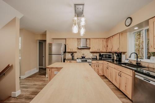69SL - Upscale - Hot Tub - Wi-Fi - BBQ - Sleeps 8 cabin, Glacier (Foto 9)