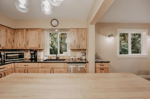 69SL - Upscale - Hot Tub - Wi-Fi - BBQ - Sleeps 8 cabin, Glacier (Foto 10)