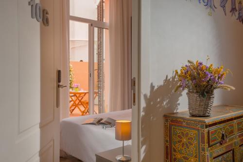 Antonios Hostal Room Type - Queen Room with Garden View