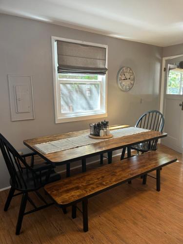 Beautiful Bungalow and Bunk House, Close to Lake thumb 2