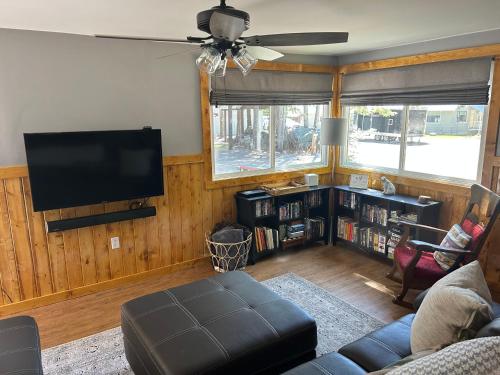 Beautiful Bungalow and Bunk House, Close to Lake thumb 3